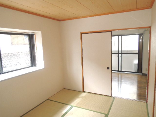 Other room space. A window to the south Japanese-style room 6 quires