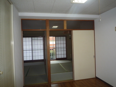 Living and room. Japanese-style room as seen from the DK