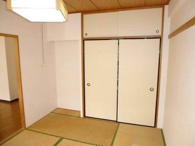 Living and room. Japanese-style room with a upper closet and the closet