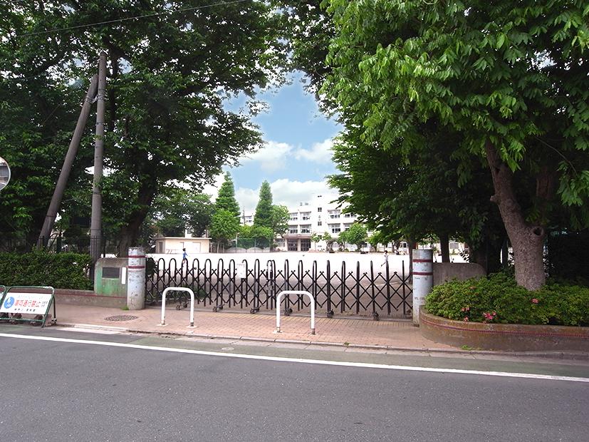 Primary school. 460m to Nerima Oizumi third elementary school