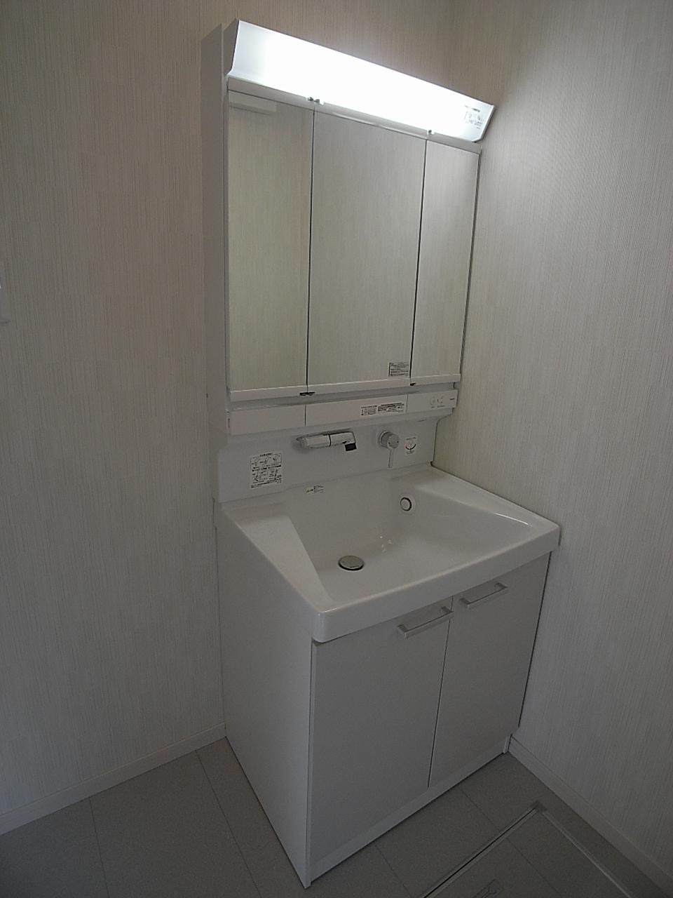 Wash basin, toilet. Local (10 May 2013) Shooting