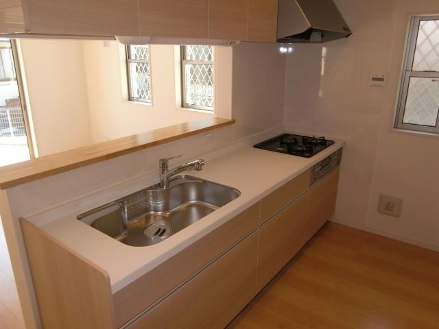 Kitchen. This is a system kitchen of face-to-face. Lighting window is also available bright.