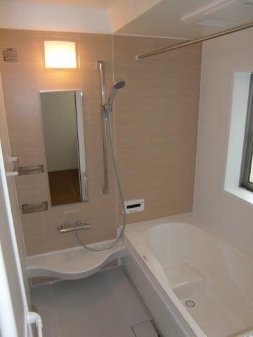 Bathroom. Bathroom Dryer ・ Long mirror ・ Slide hook ・ It is a popular equipment such as big nozzle.