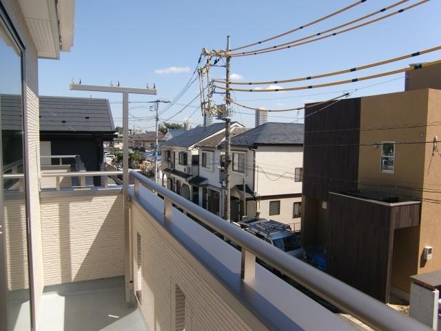 View photos from the dwelling unit. This view the West Western-style veranda. I There is a distance between the adjacent land.