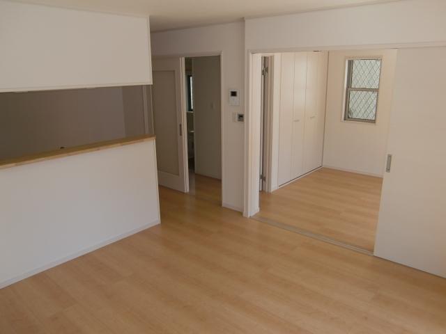 Living. We saw a living from the southwest side. It is born Western-style and fit and wide space.