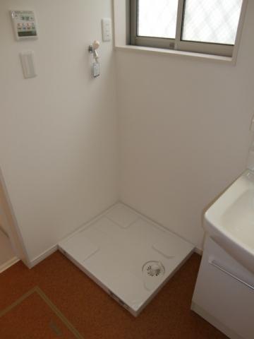 Other. Washing machine storage is spacious, Do not choose the model.