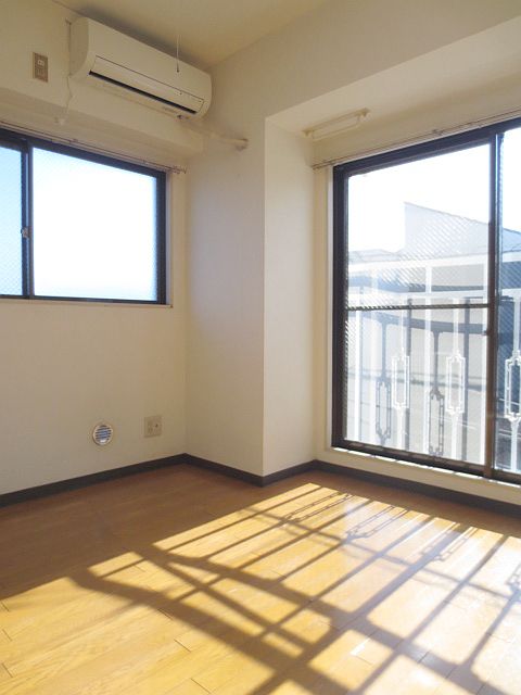 Living and room. It is bright in the southeast 2 Men'irodori light