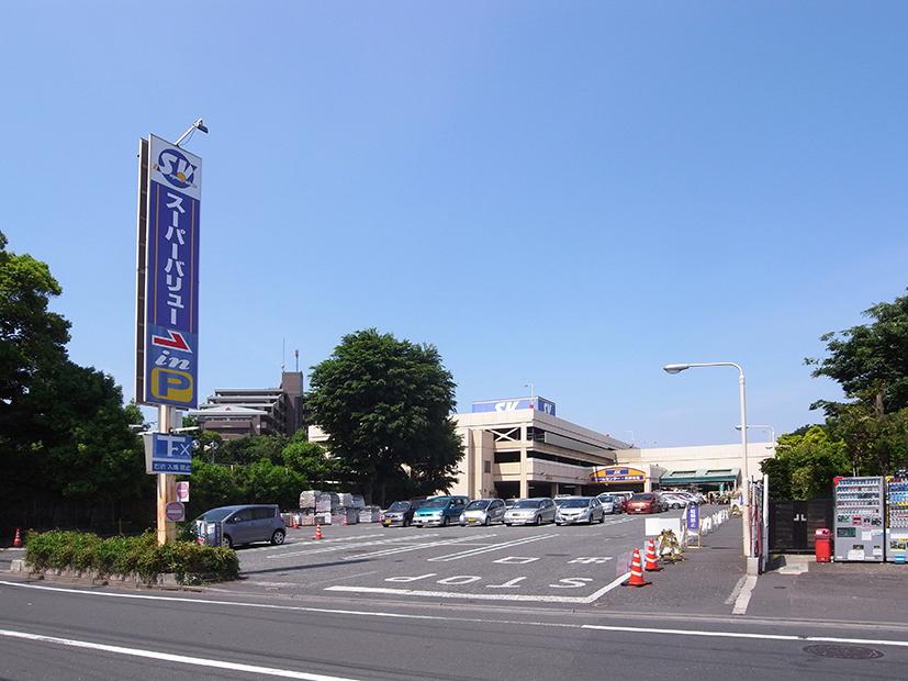 Shopping centre. 1600m to Super Value