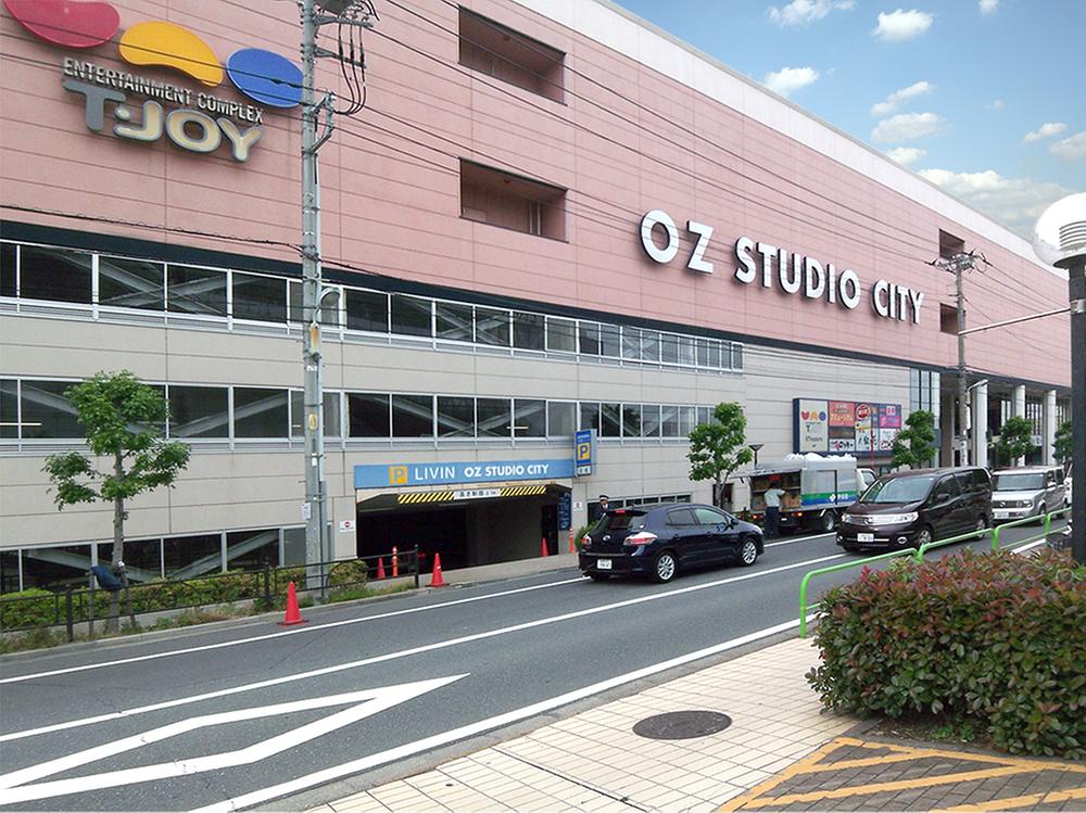 Shopping centre. 2200m to Oz Studio City