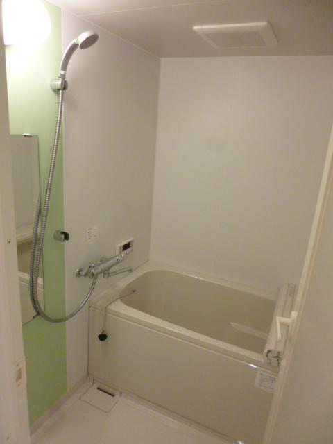 Bathroom. In refreshing impression bathroom, Panel is accented. Flooring is also easy to dry the material is being used.