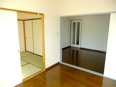 Living and room. DK and Japanese-style room as seen from the Western-style of the south two sides lighting