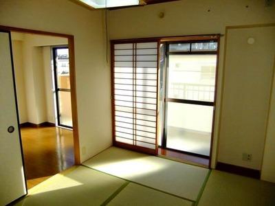 Living and room. South side of the bright Japanese-style room (with sliding door)