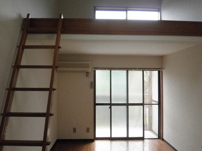 Living and room. It is spacious clean Western-style.