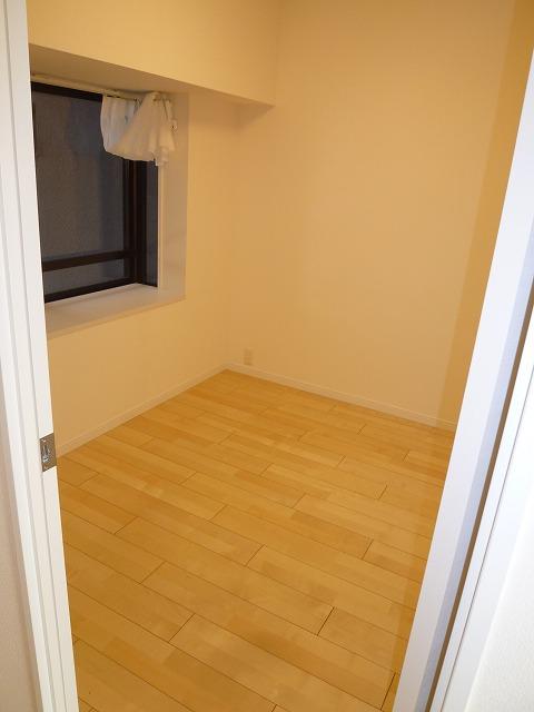 Non-living room. Western-style about 4.2 Pledge. closet ・ With bay window.