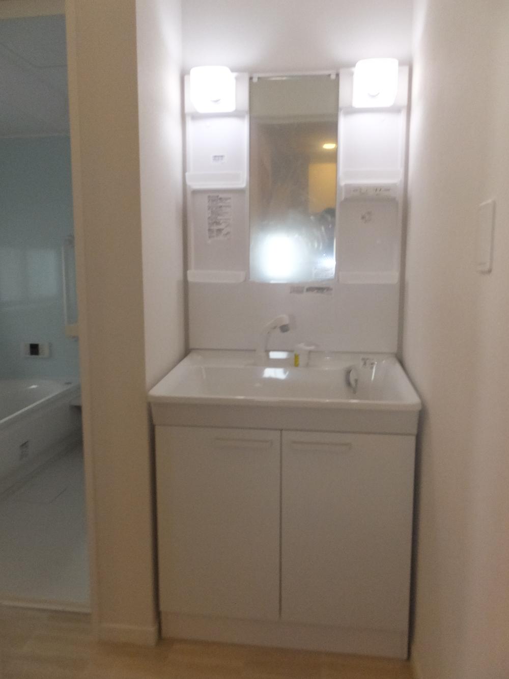 Wash basin, toilet. Local (13 December) shooting