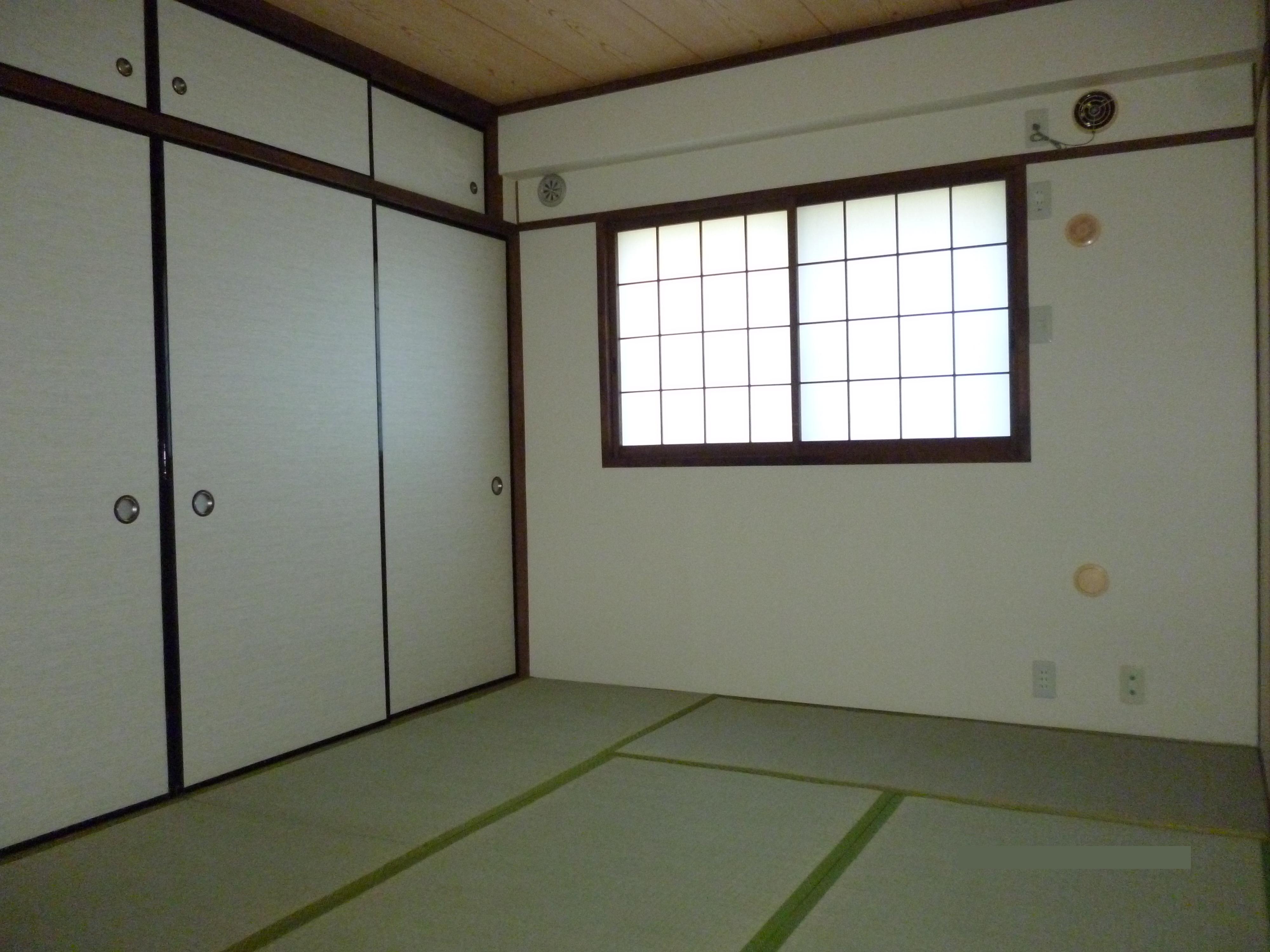 Living and room. Entrance side Japanese-style room