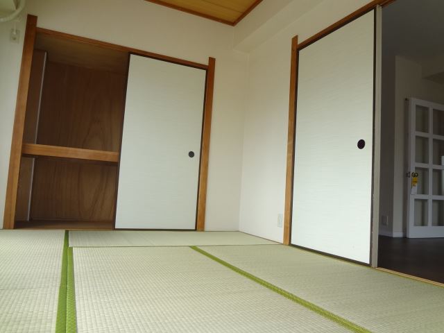 Living and room. Japanese-style room is also spacious and sunny