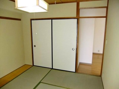 Living and room. Japanese-style room with a closet (with air conditioning)