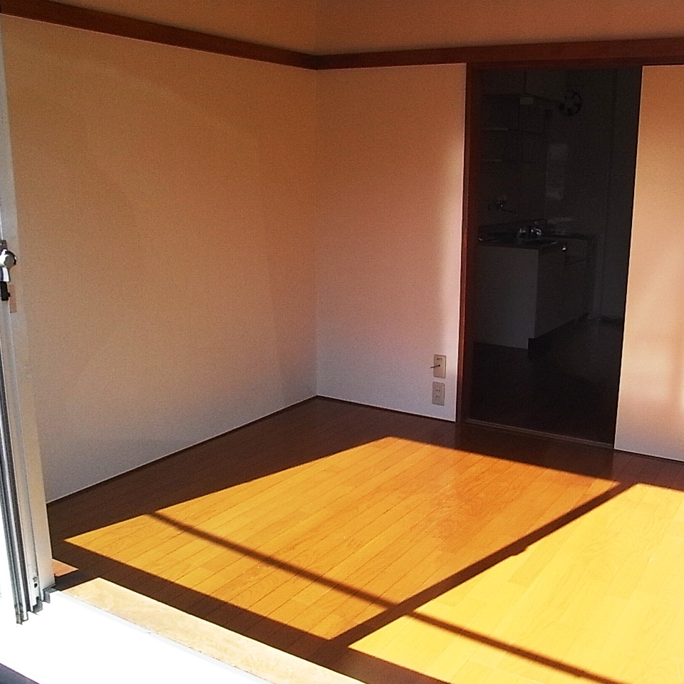Living and room. Per diem good ・ Flooring, Between wide sash Minamimado 1.5!
