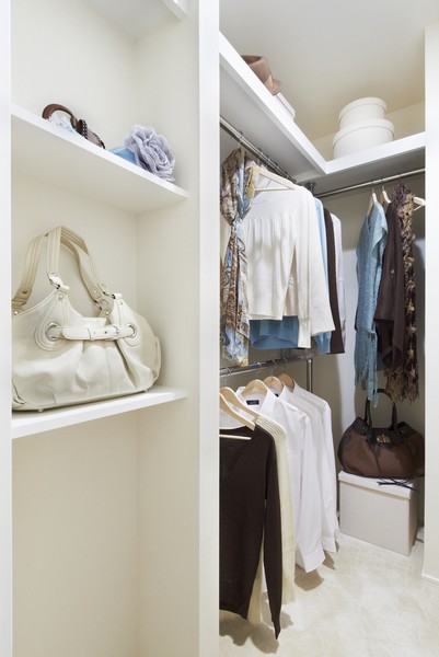 Established a "walk-in closet," easy-to-use shelf is provided in the Western-style (1)