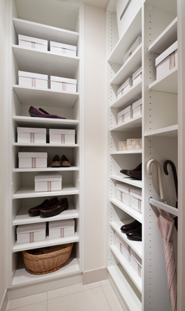 Receipt.  [Shoes-in closet] Set up a shoe-in closet in the foyer. Established a rich shelf, Neat houses a family of footwear (some dwelling unit)