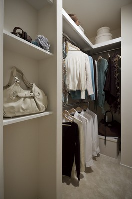 Building structure. Walk-in closet is functional design that has the shelf and hanger pipe. From long clothes length up to, such as bags and hats, It can be stored and refreshing.  ※ Photo 4 points Jg type