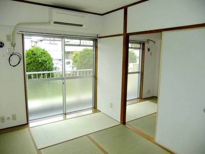 Living and room. On the left side of the Japanese-style room only, Air conditioning installation completed