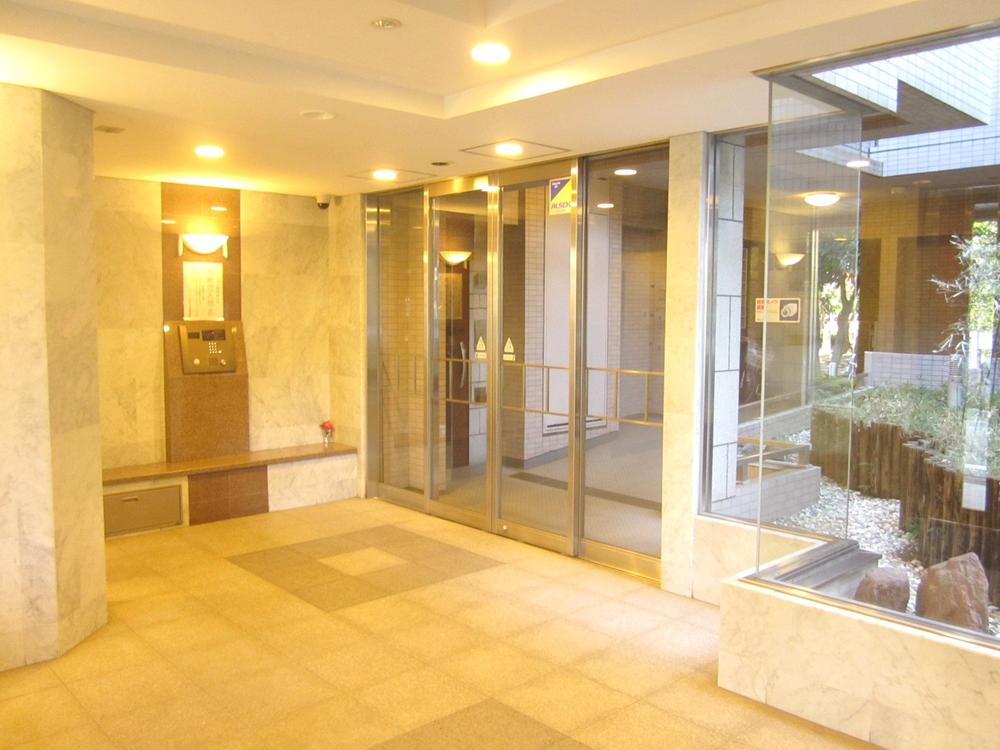 Entrance. Common areas Bright entrance hall Yuraku Real Estate Co., Ltd. condominium