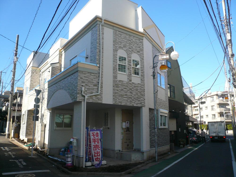 Local photos, including front road. South road! Southeast corner lot yang per good!