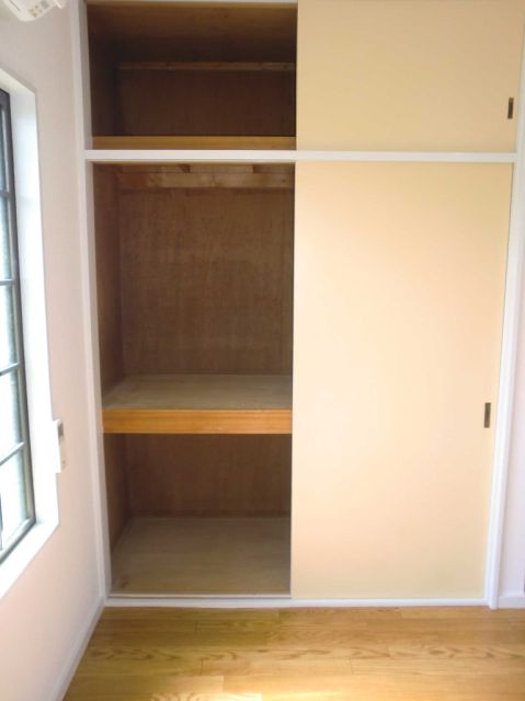 Receipt. Upper closet also attached with storage capacity up! You spacious and can use the room.