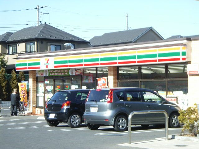 Convenience store. 640m to Seven-Eleven (convenience store)