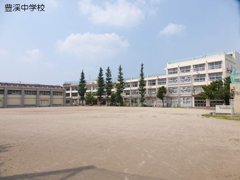 Junior high school. 310m to Nerima TatsuYutaka River Junior High School