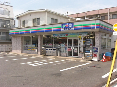 Convenience store. Three F (convenience store) to 400m