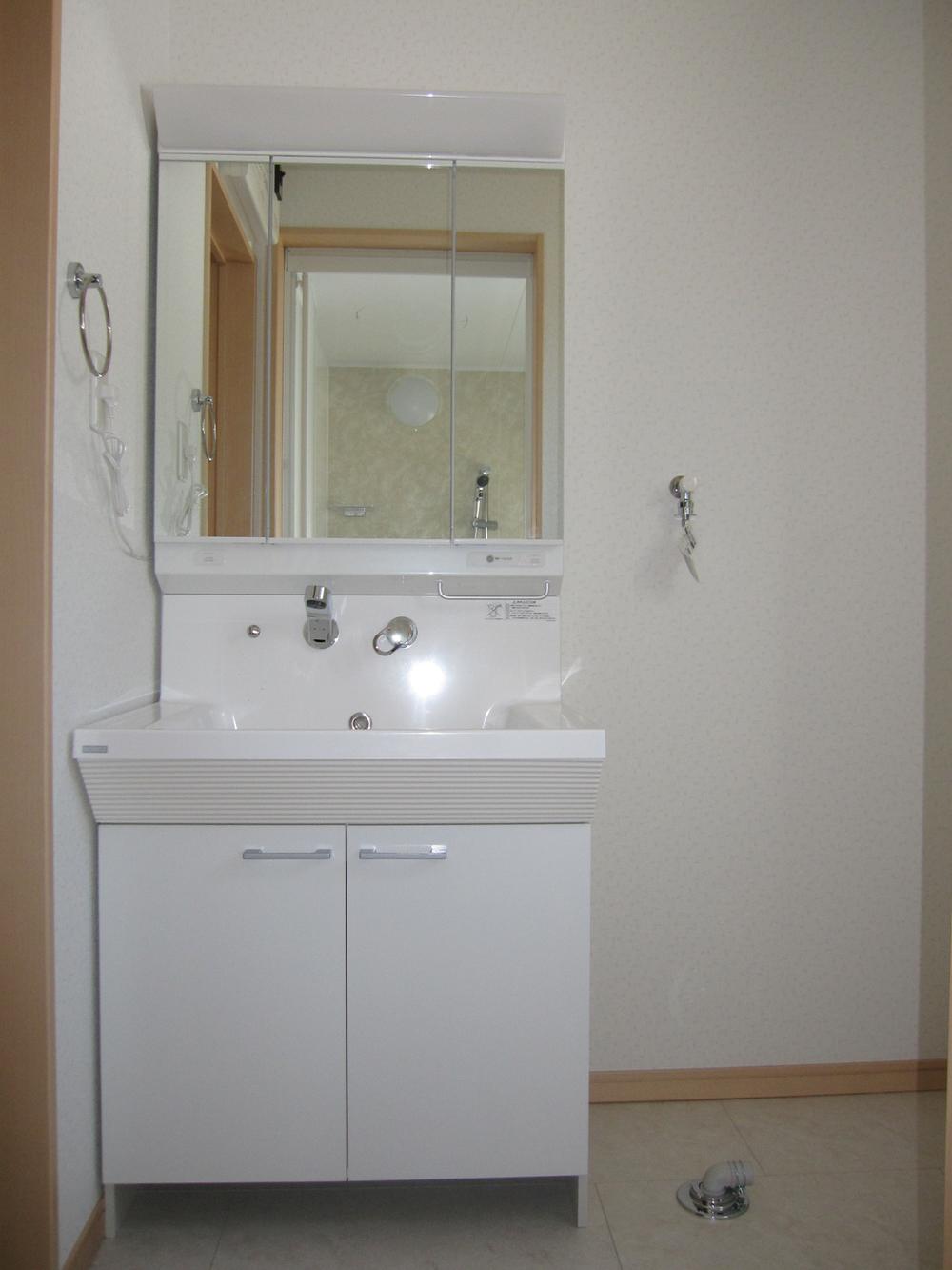 Wash basin, toilet. Indoor (12 May 2013) Shooting