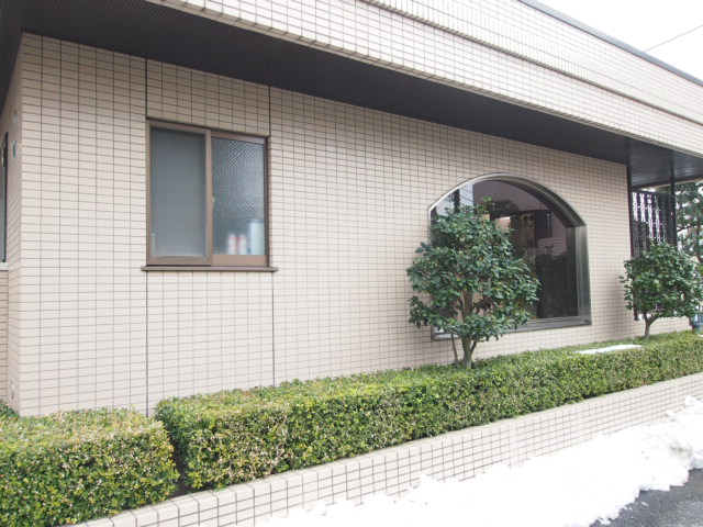 Building appearance. Is beautiful well manicured Ueki.