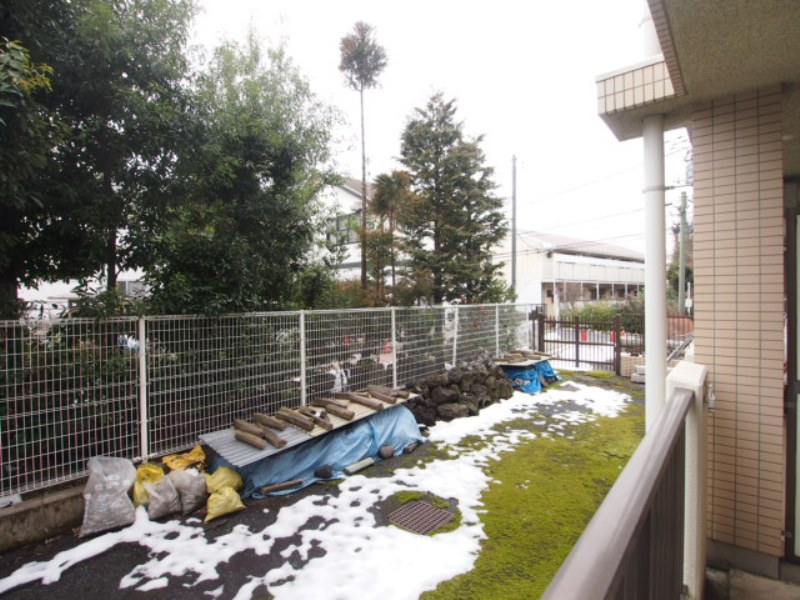 Balcony. Planting is relaxed in front of the eye.