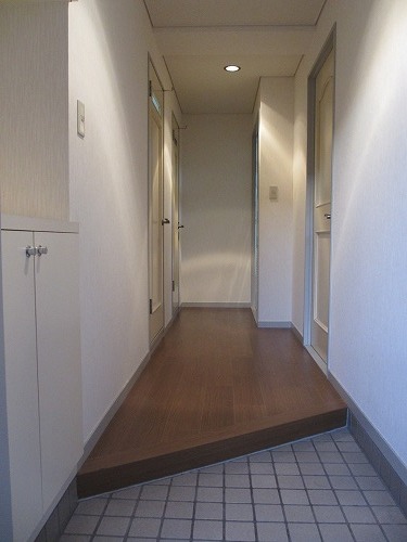 Entrance. Spacious entrance with shoes BOX