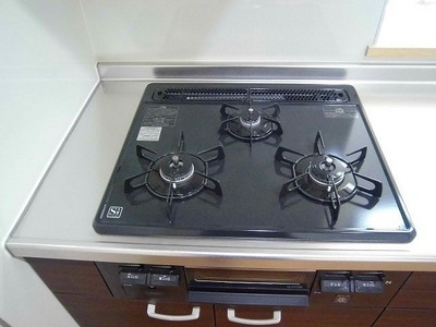 Kitchen. 3-neck gas stove