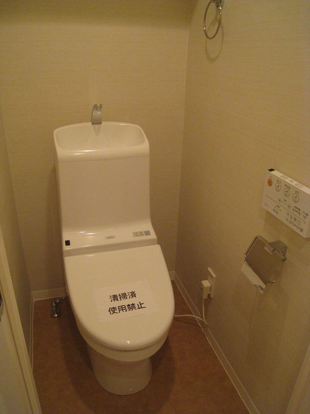 Toilet. Indoor (13 May 2013) Shooting