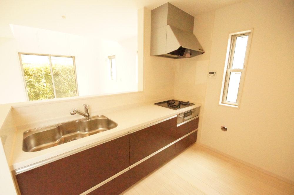 Same specifications photo (kitchen). From the counter kitchen you can preparing a meal while watching the family of smile (construction cases)