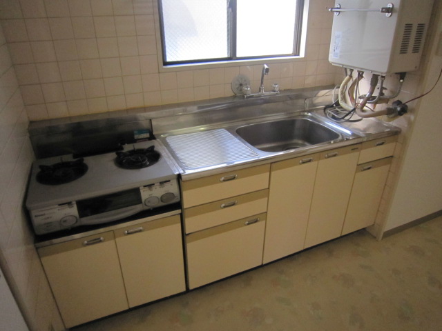 Kitchen.  ☆ 2-neck of a gas stove and a window There is also a bright kitchen ☆ 