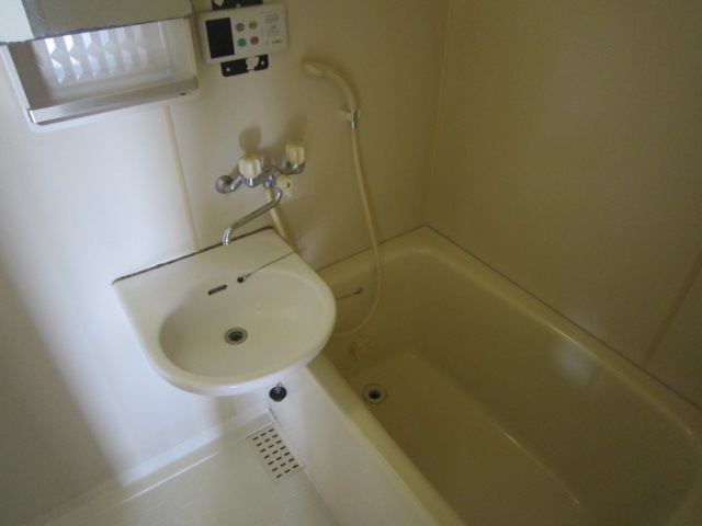 Bath.  ☆ Bus space, 2-point unit type of sink and bathtub ☆ 