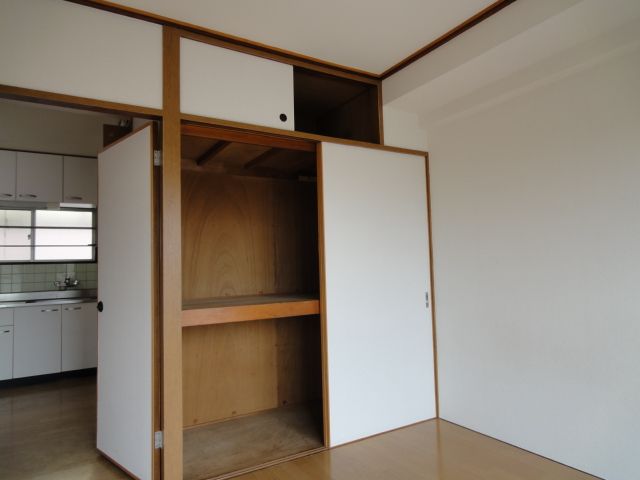 Receipt. Large storage, It comes to upper closet. 