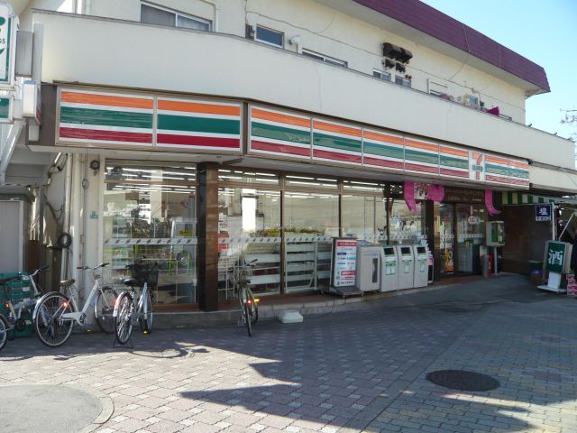 Convenience store. 420m to Seven-Eleven (convenience store)