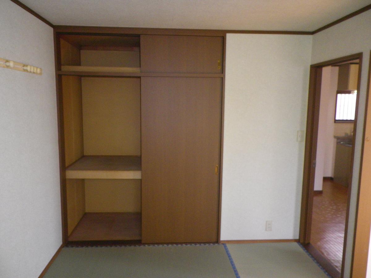 Living and room. It has a closet in the Japanese-style room