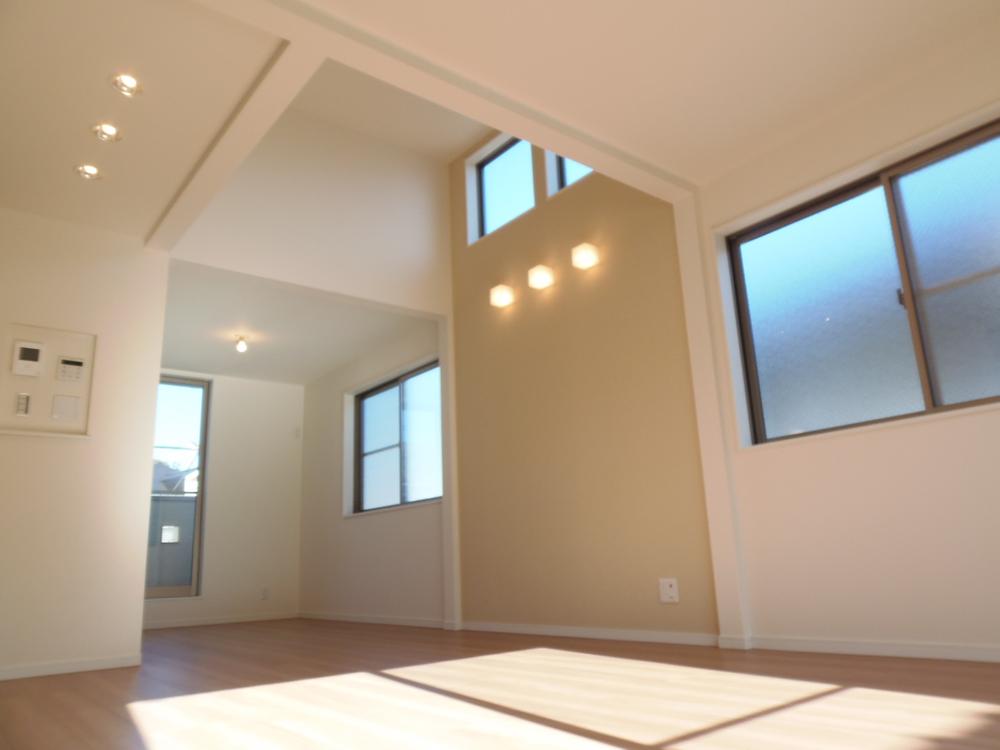 Living. Indoor (12 May 2013) Shooting Or sunlight from the south will give you a good idea of being bathed in the living room? .