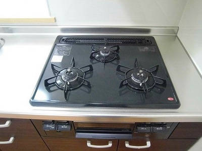 Kitchen. 3-neck gas stove