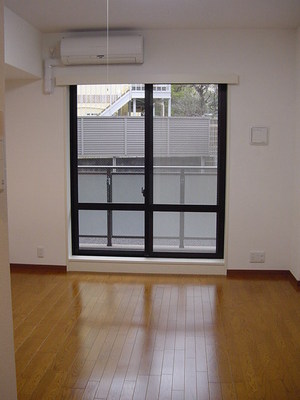 Living and room. Western-style 10 tatami mats as seen from the corridor side