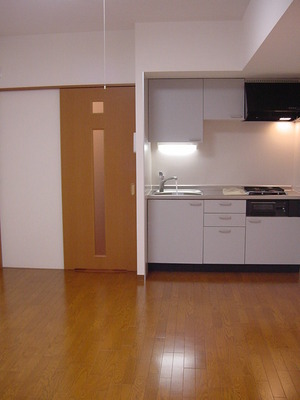 Living and room. Western-style 10 tatami mats as seen from the balcony side