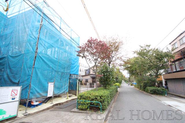 Local photos, including front road. Local (11 May 2013) Shooting